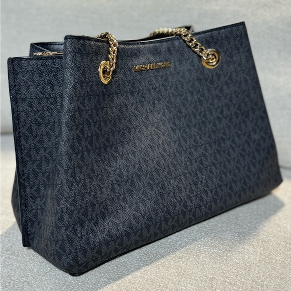 Michael Kors Black Shoulder Bag with Gold Chains - Picture 3 of 8